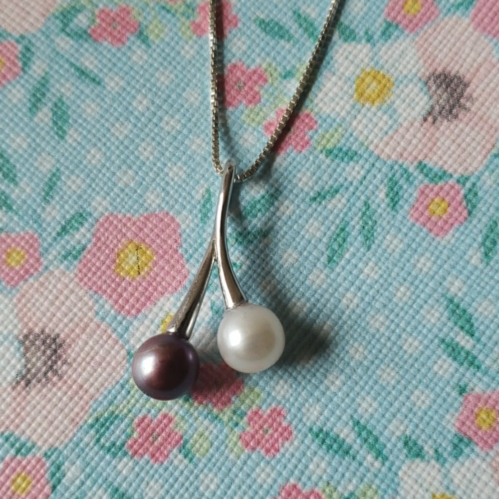 Two pearl pendant necklace